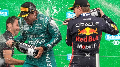 Verstappen con Alonso en el podio de Zandvoort