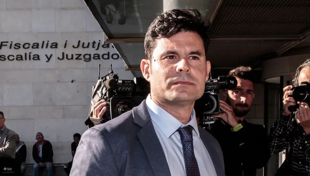  Javier Sánchez-Santos pone una demanda de paternidad contra Julio Iglesias 
