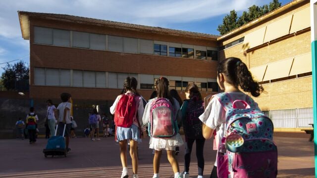 Varios alumnos entran a su colegio en Madrid