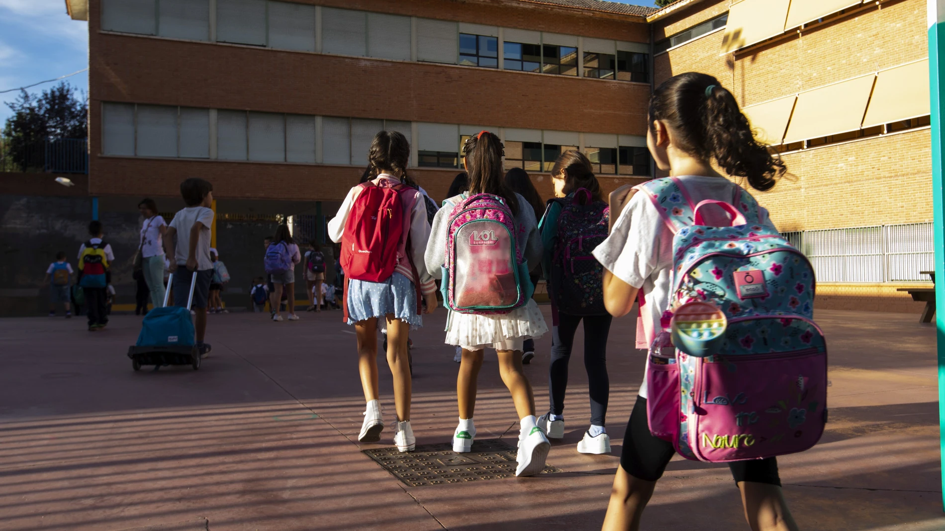 Varios alumnos entran a su colegio en Madrid