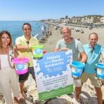 Málaga.- Torremolinos reparte mil cubos para facilitar el enjuague de los pies con agua de la playa