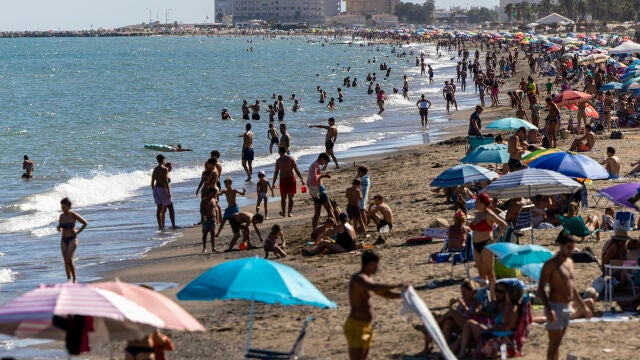 Dos jóvenes desaparecen en el mar en Málaga