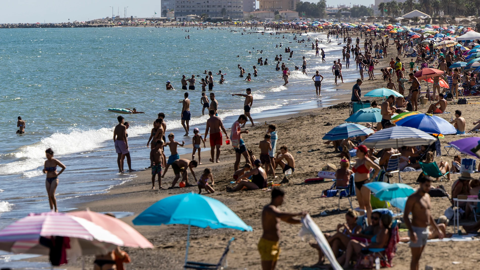 MÁLAGA, 28/08/2023.- Numerosas personas disfrutan de un día de baño en la Playa de la Misericordia, desde donde ayer domingo partieron en una tabla de padelsurf dos jóvenes de 29 y 34 años que están desaparecidos y son buscados por mar y aire por varios servicios de emergencias, según ha informado este lunes Salvamento Marítimo. EFE/Daniel Pérez