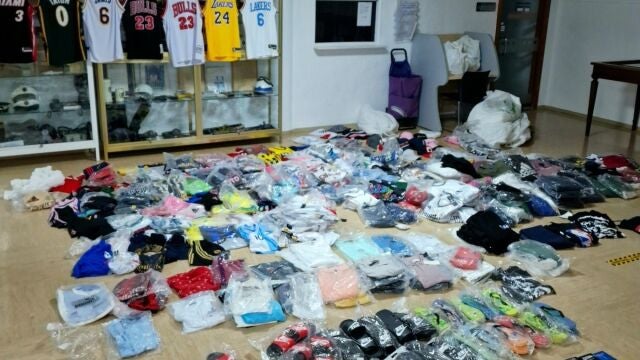 Artículos decomisados por la Policía Local en un vehículo en el barrio de Los Dolores, en Cartagena (Murcia)