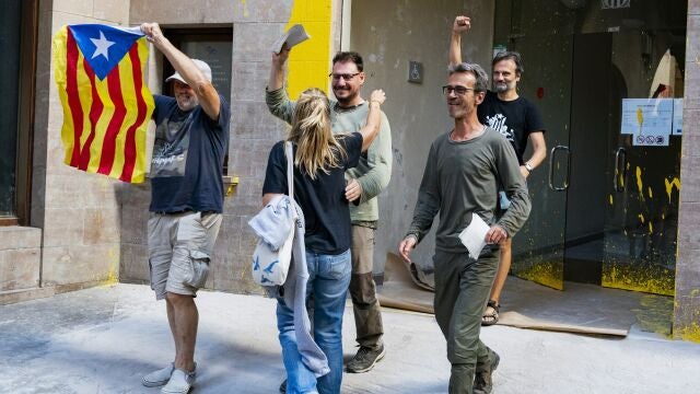 La jueza de Solsona (Lleida) ha decretado libertad provisional para los cuatro detenidos acusados de querer boicotear la Vuelta ciclista a su paso por Cataluña, y les ha impuesto una orden de alejamiento de un mínimo de 500 metros de las etapas de esta prueba deportiva en esta comunidad.