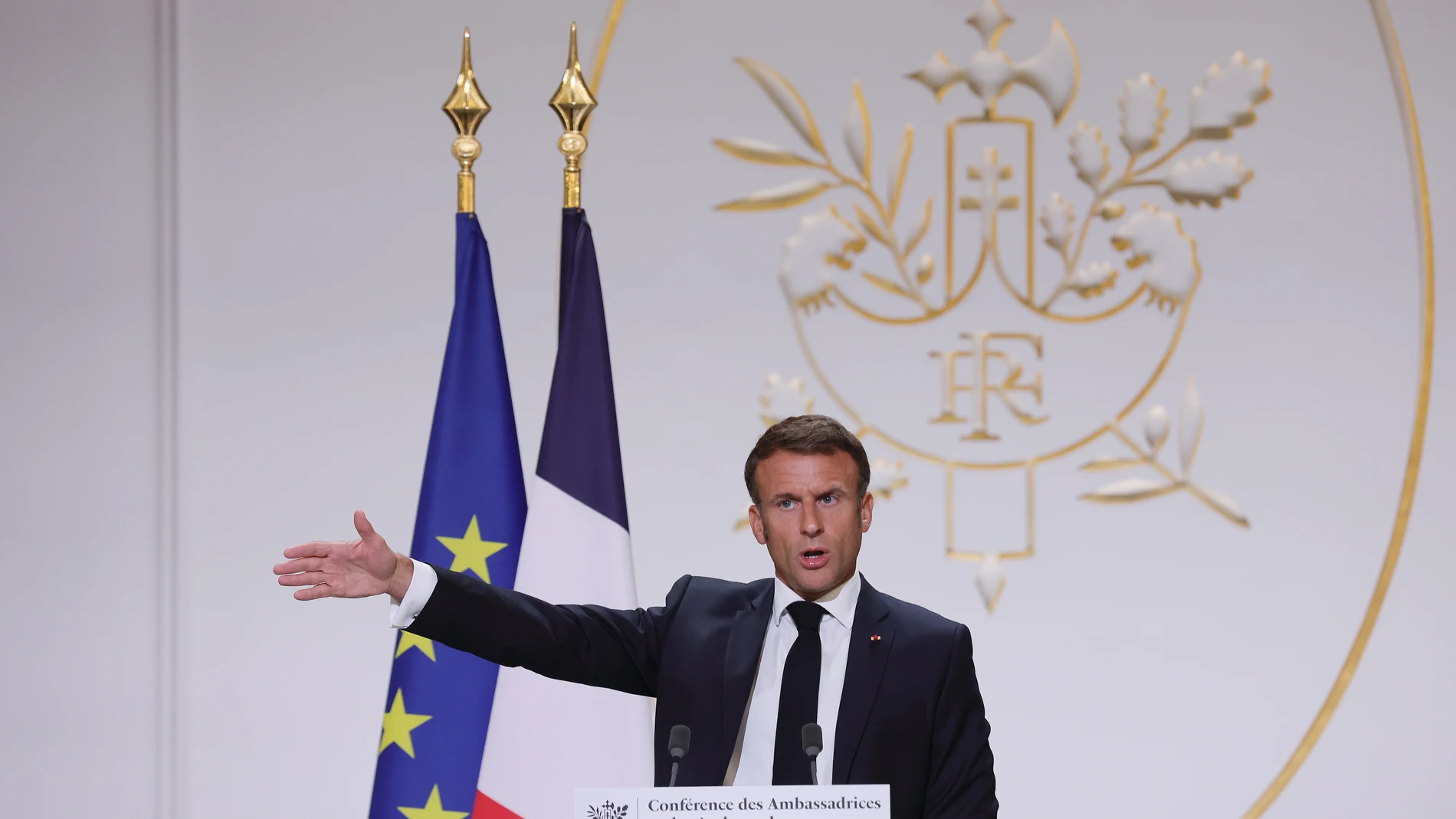 Paris (France), 28/08/2023.- French President Emmanuel Macron speaks in front of French ambassadors during the conference of ambassadors at the Elysee Palace, Paris, France, 28 August 2023. Macron is expected to highlight France's foreign policy during the annual ambassadors' conference. (Francia) EFE/EPA/TERESA SUAREZ / POOL 