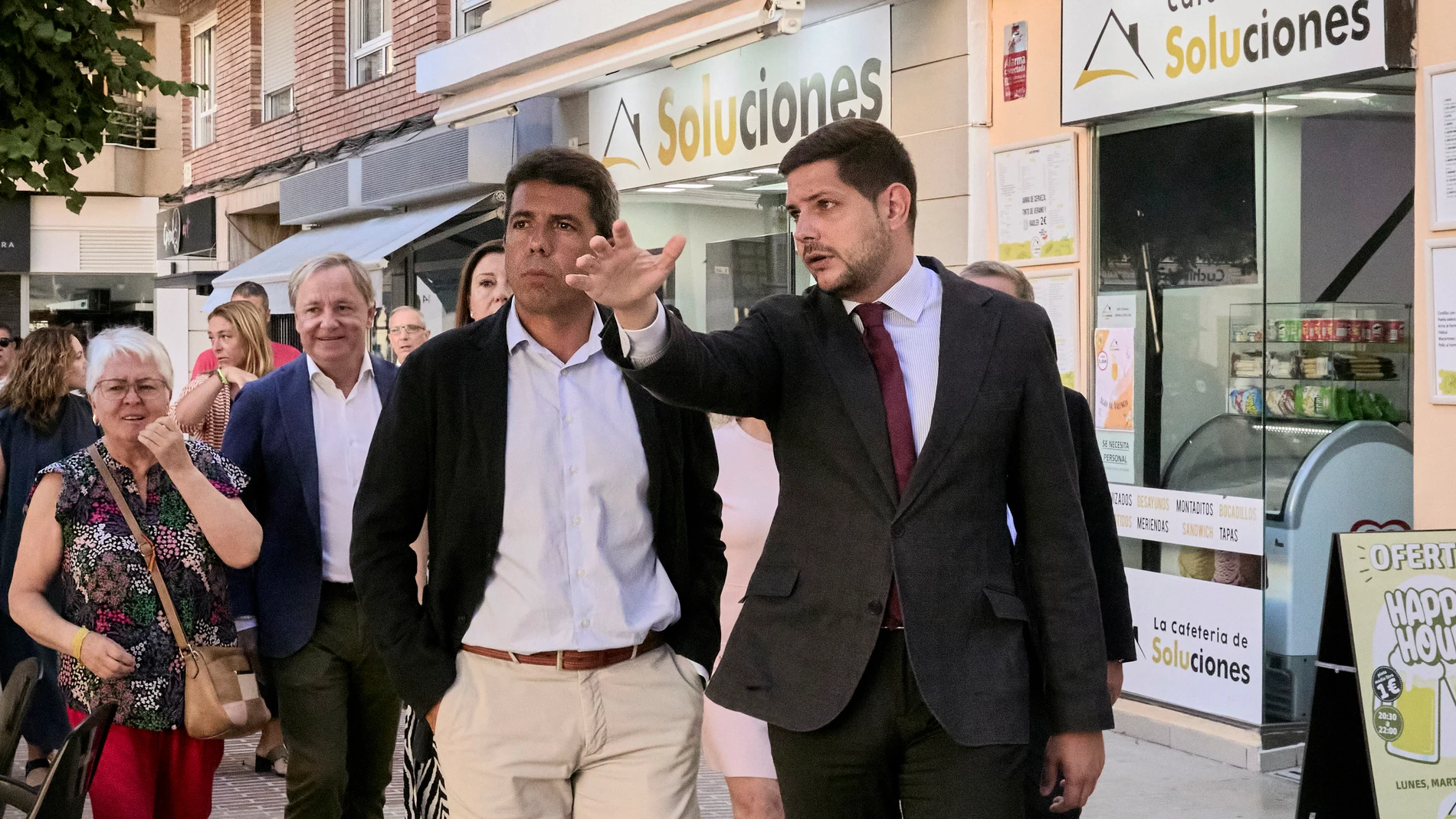 El presidente de la Generalitat, Carlos Mazón, junto al alcalde de Gandia, el socialista José Manuel Prieto