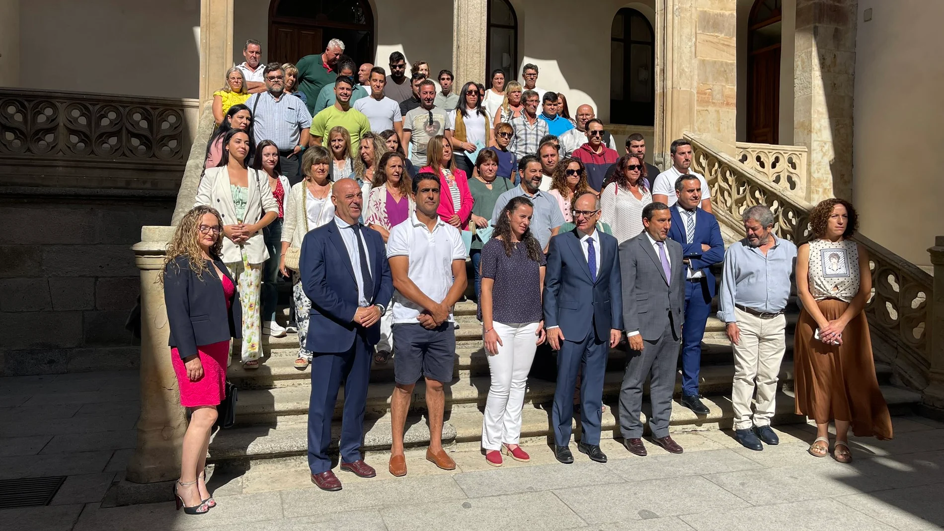 El presidente de la Diputación Javier Iglesias y el delegado territorial Eloy Ruiz, junto a los diplomados