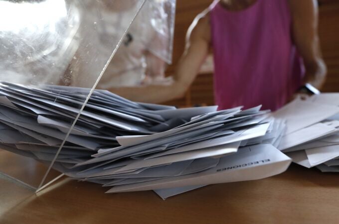 Urna electoral, papeletas, votos. Elecciones 23J. 