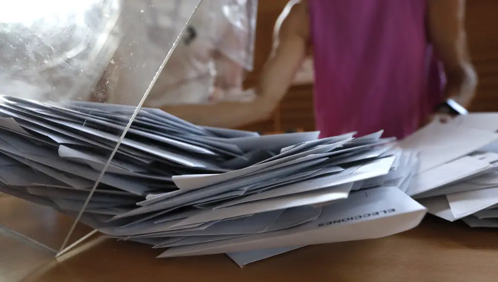 Urna electoral, papeletas, votos. Elecciones 23J.