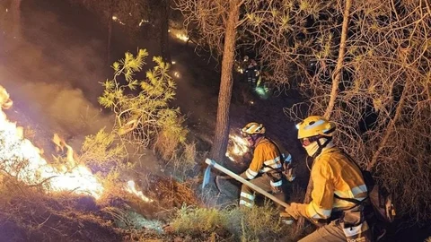 Bomberos trabajan en las tareas de extinción en Monte Perdido