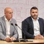 El alcalde de León, José Antonio Diez, ofrece una rueda de prensa para presentar una iniciativa en relación a la recogida de excrementos de mascotas. Junto a él, el concejal del Servicio de Limpieza, Jon Ander Fernández