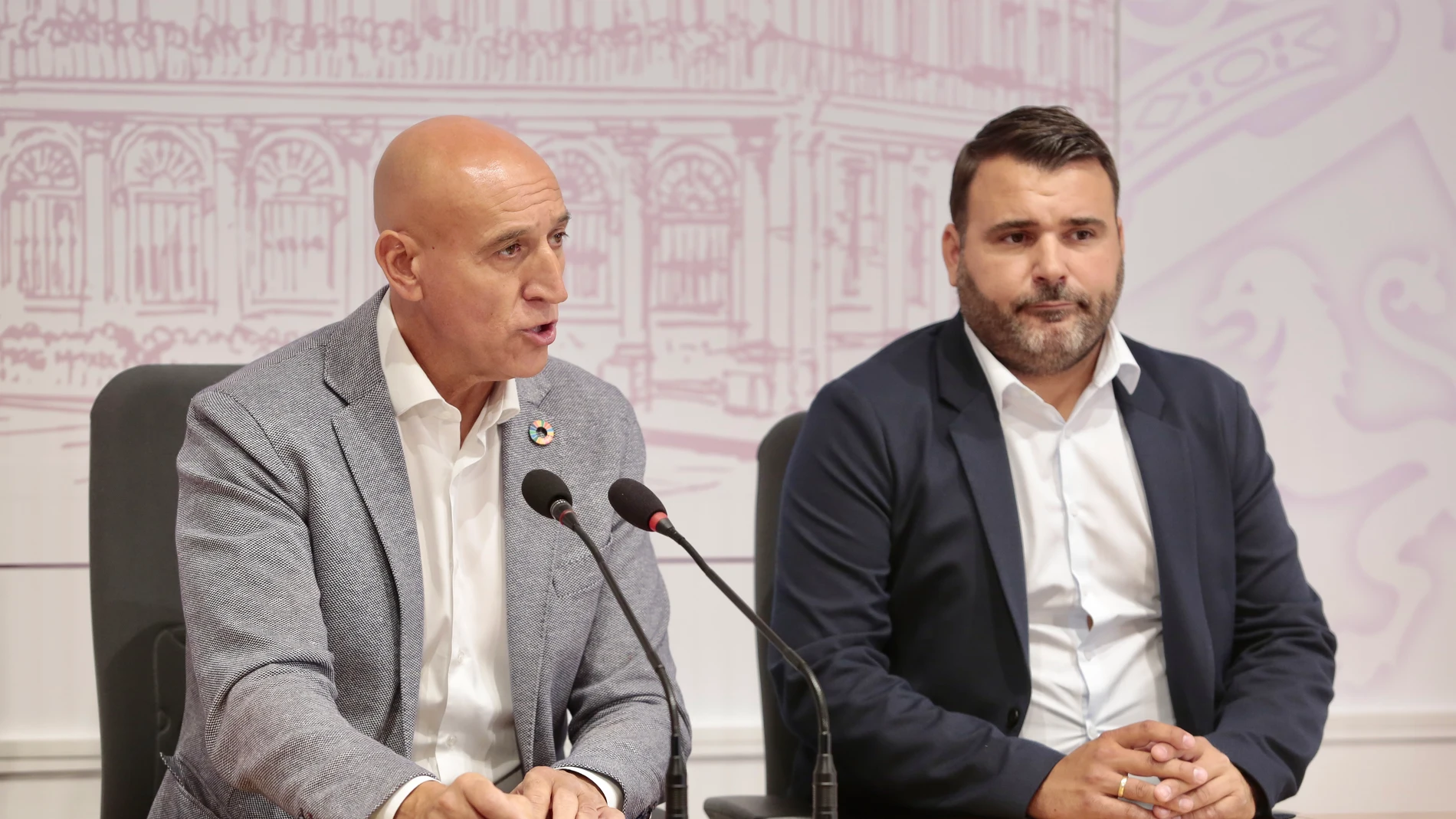 El alcalde de León, José Antonio Diez, ofrece una rueda de prensa para presentar una iniciativa en relación a la recogida de excrementos de mascotas. Junto a él, el concejal del Servicio de Limpieza, Jon Ander Fernández