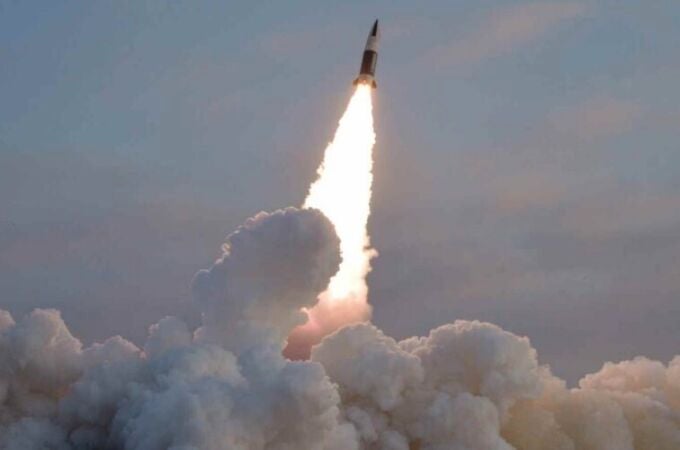 AMP.- Corea.- Corea del Norte lanza un misil balístico hacia el mar de Japón