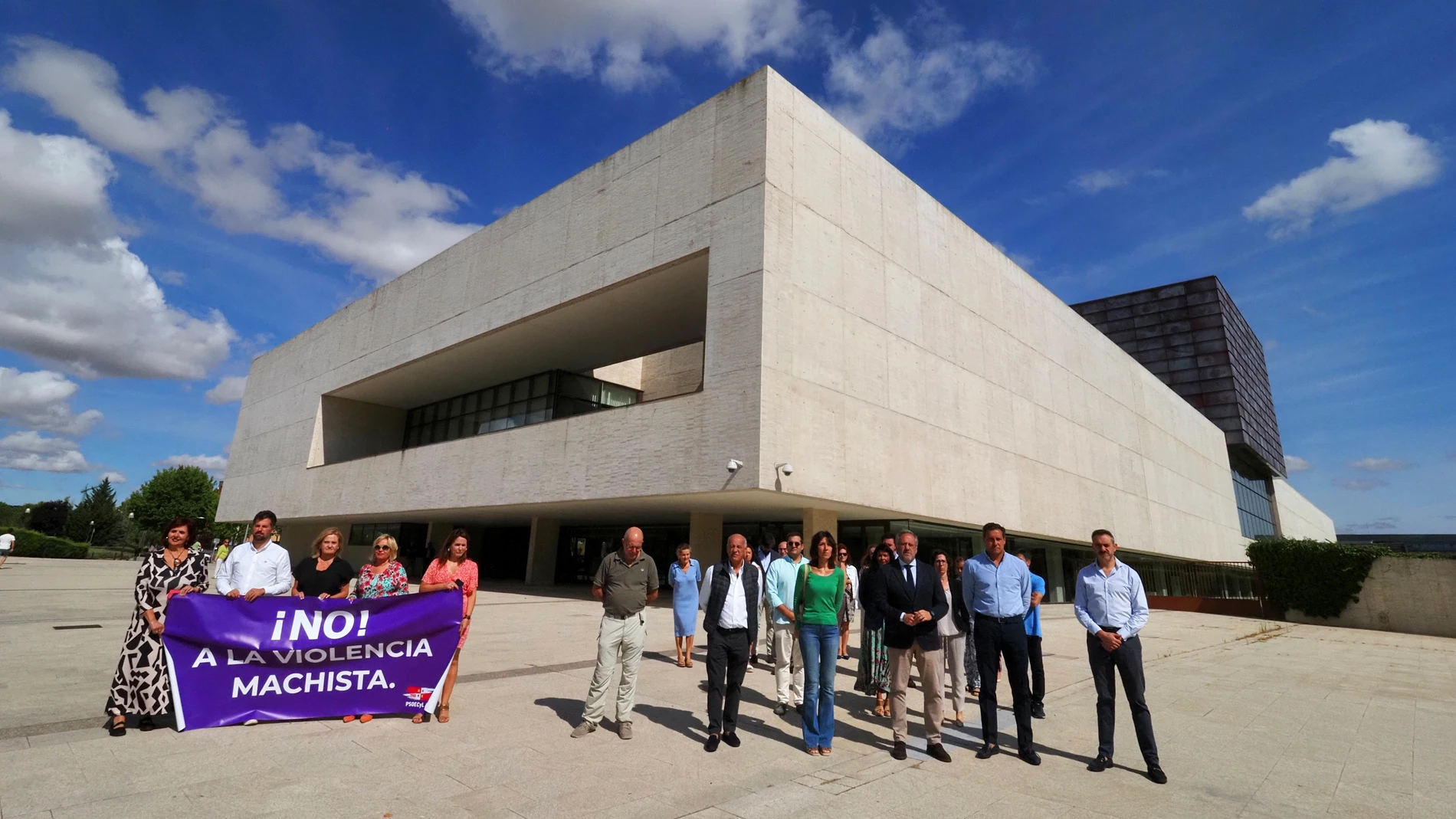 Minuto de silencio en la sede de las Cortes de Castilla y León