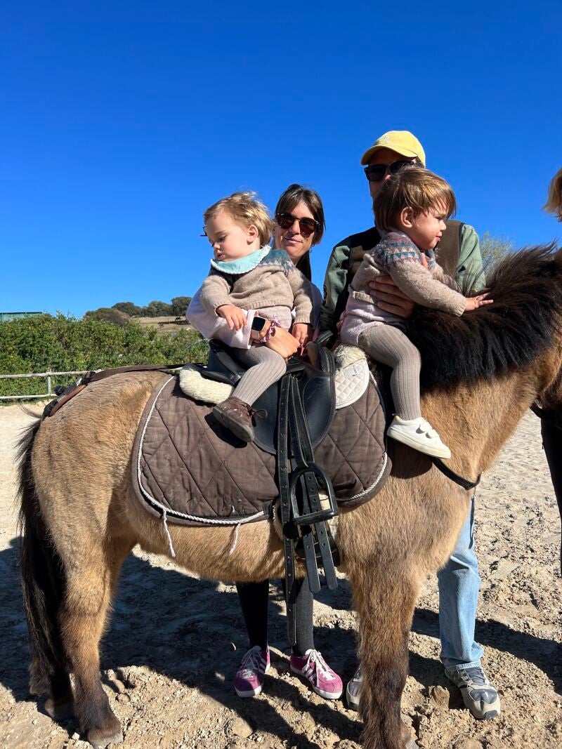 Familia numerosa de Alejandra Cámara con siete miembros unida por la hípica. 