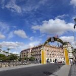 El Puente de los Peligros de Murcia engalanado con el arco floral para recibir a la Virgen de la Fuensanta
