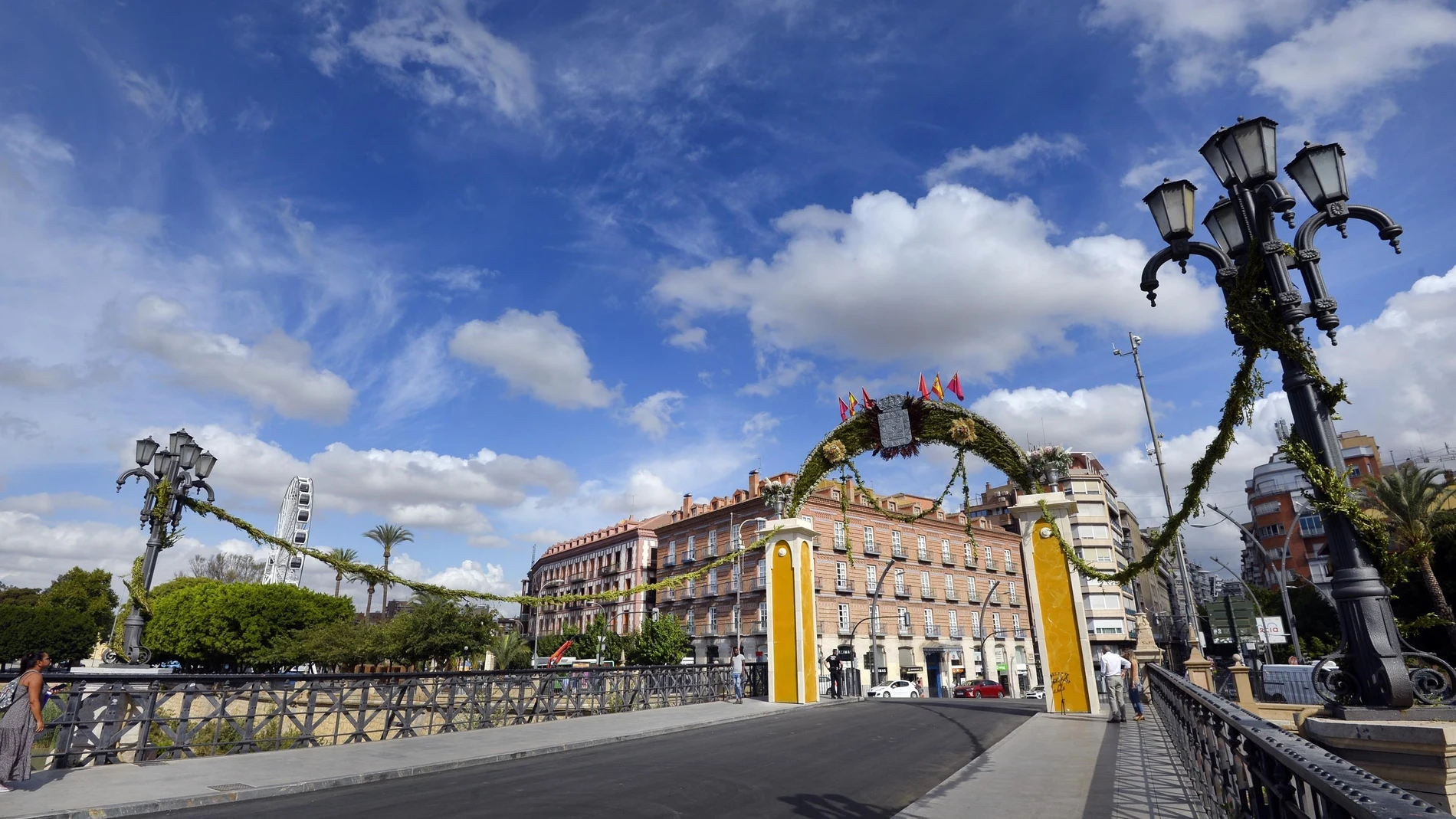 El Puente de los Peligros de Murcia engalanado con el arco floral para recibir a la Virgen de la Fuensanta