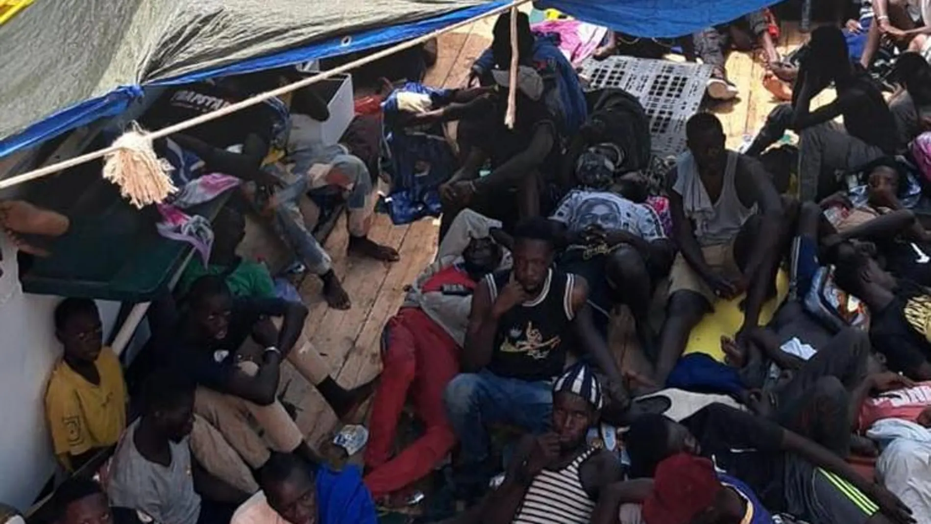 Cubierta de la embarcación "Río Tajo" con los 168 migrantes