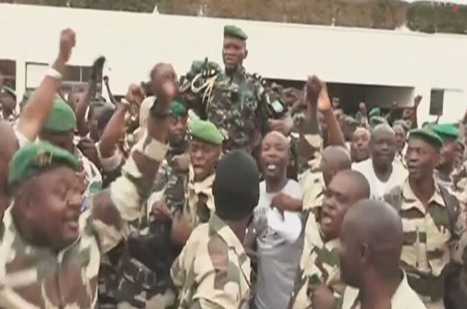 Golpe de estado militar en Gabón. El general Brice Oligui Nguema aupado tras el triunfo del levantamiento