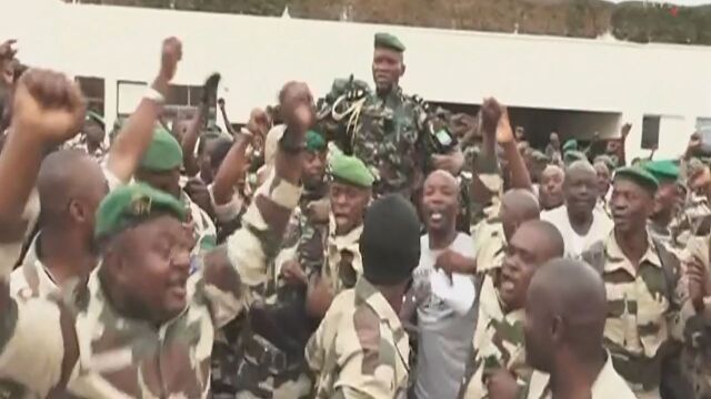 Golpe de estado militar en Gabón. El general Brice Oligui Nguema aupado tras el triunfo del levantamiento