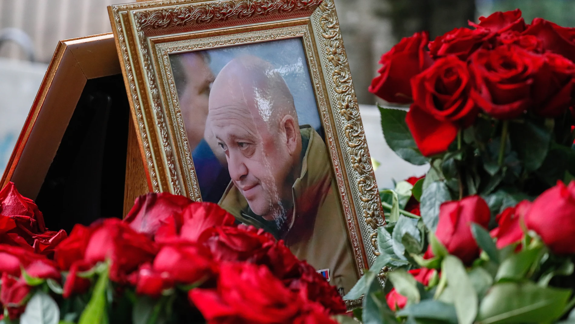 St. Petersburg (Russian Federation), 30/08/2023.- A portrait of PMC Wagner group chief Yevgeny Prigozhin sits on his grave at the Porokhov cemetery in St. Petersburg, Russia, 30 August 2023. Yevgeny Prigozhin was buried on 29 August near his father's grave during a quiet ceremony at the Porokhov cemetery on the outskirts of St. Petersburg, despite heightened security at the Serafimovskoe Cemetery, where his burial was allegedly expected to take place. Russian authorities on 27 August confirme...