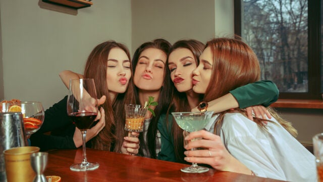 El alcohol te hace más proclive a acercarte a personas atractivas, según el estudio