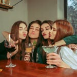 El alcohol te hace más proclive a acercarte a personas atractivas, según el estudio