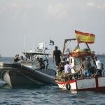 Pescadores españoles ante una patrulla en aguas del Peñón de Gibraltar 