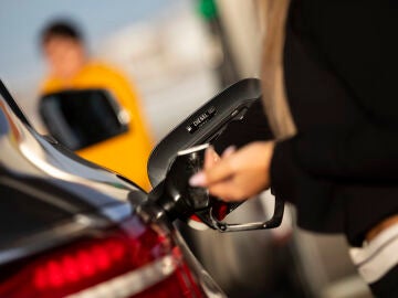 Los carburantes siguen a la baja: caen ya hasta un 5,5% desde los máximos anuales 