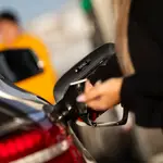 Colas de vehículos en algunas gasolineras para llenar el deposito ante la eliminación de la ayuda de 20 céntimos el litro de combustible por parte del Gobierno.