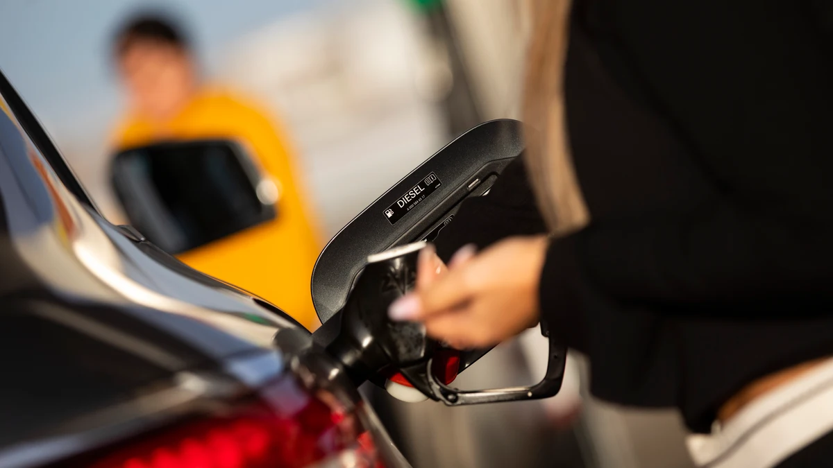 Los carburantes siguen a la baja pero llenar el depósito cuesta de media cuatro euros más que el año pasado 