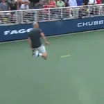 El francés Mannarino golpea la bola en el aire por debajo de las piernas en el US Open