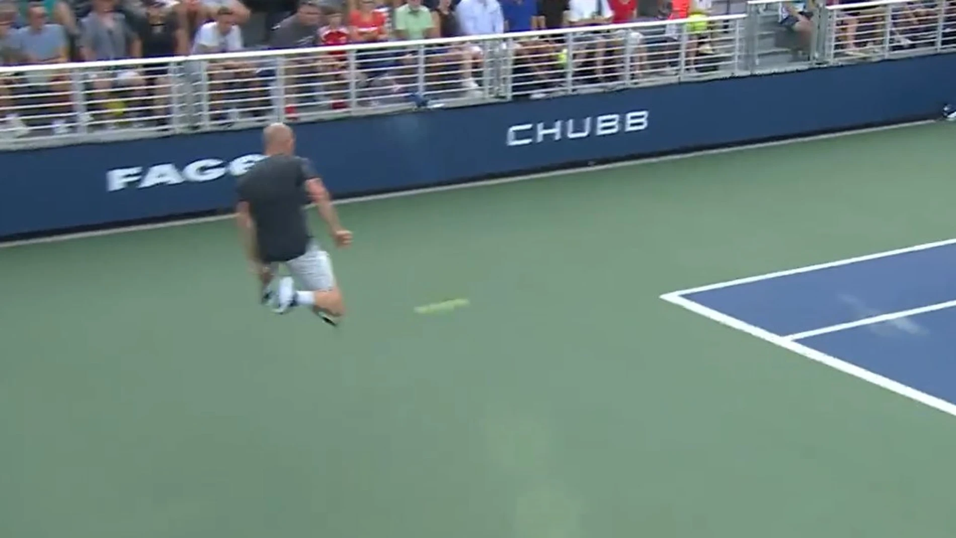El francés Mannarino golpea la bola en el aire por debajo de las piernas en el US Open