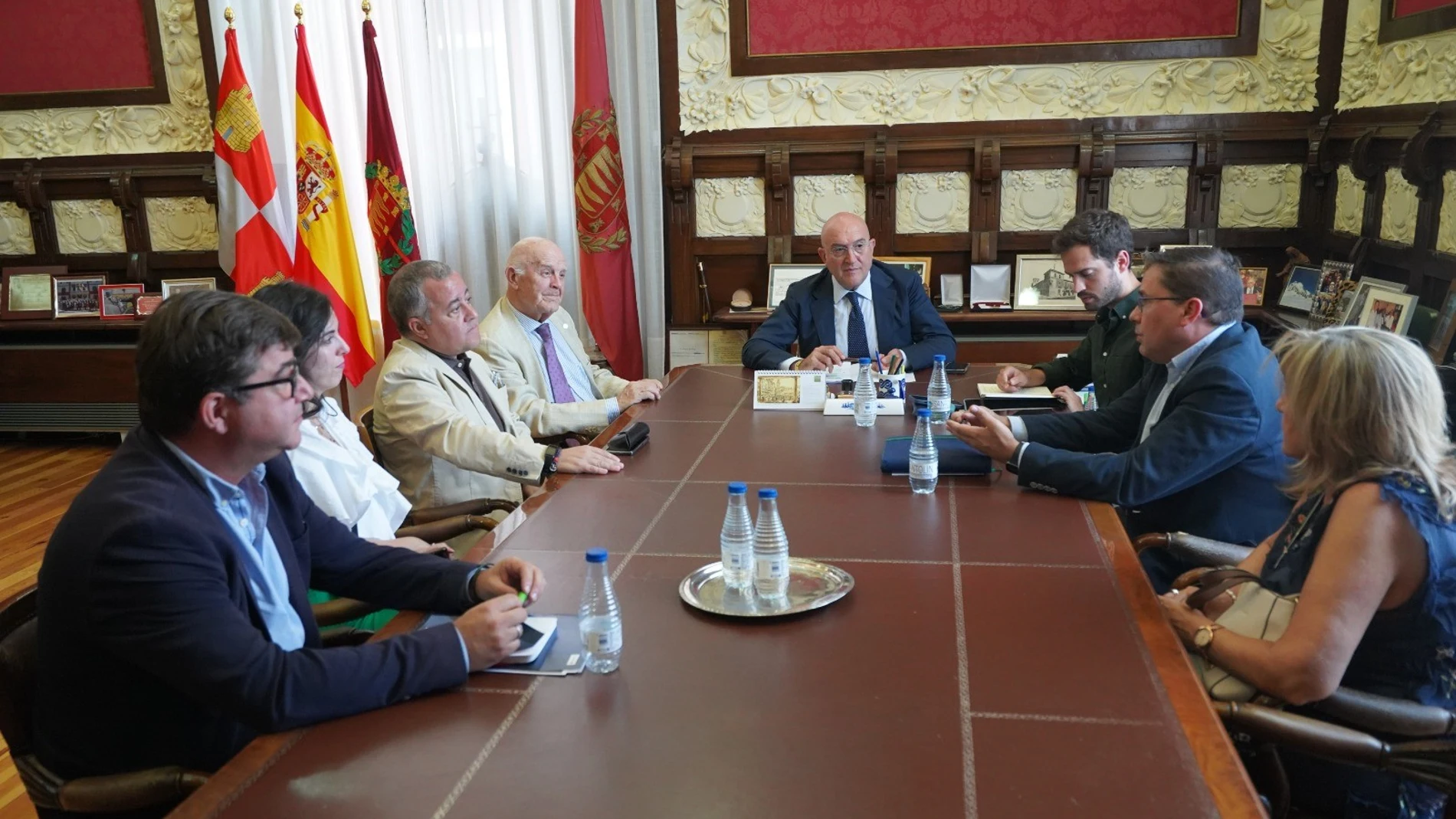 El alcalde de Valladolid, Jesús Julio Carnero, presenta el Plan de Inclusión Social a las entidades del tercer sector