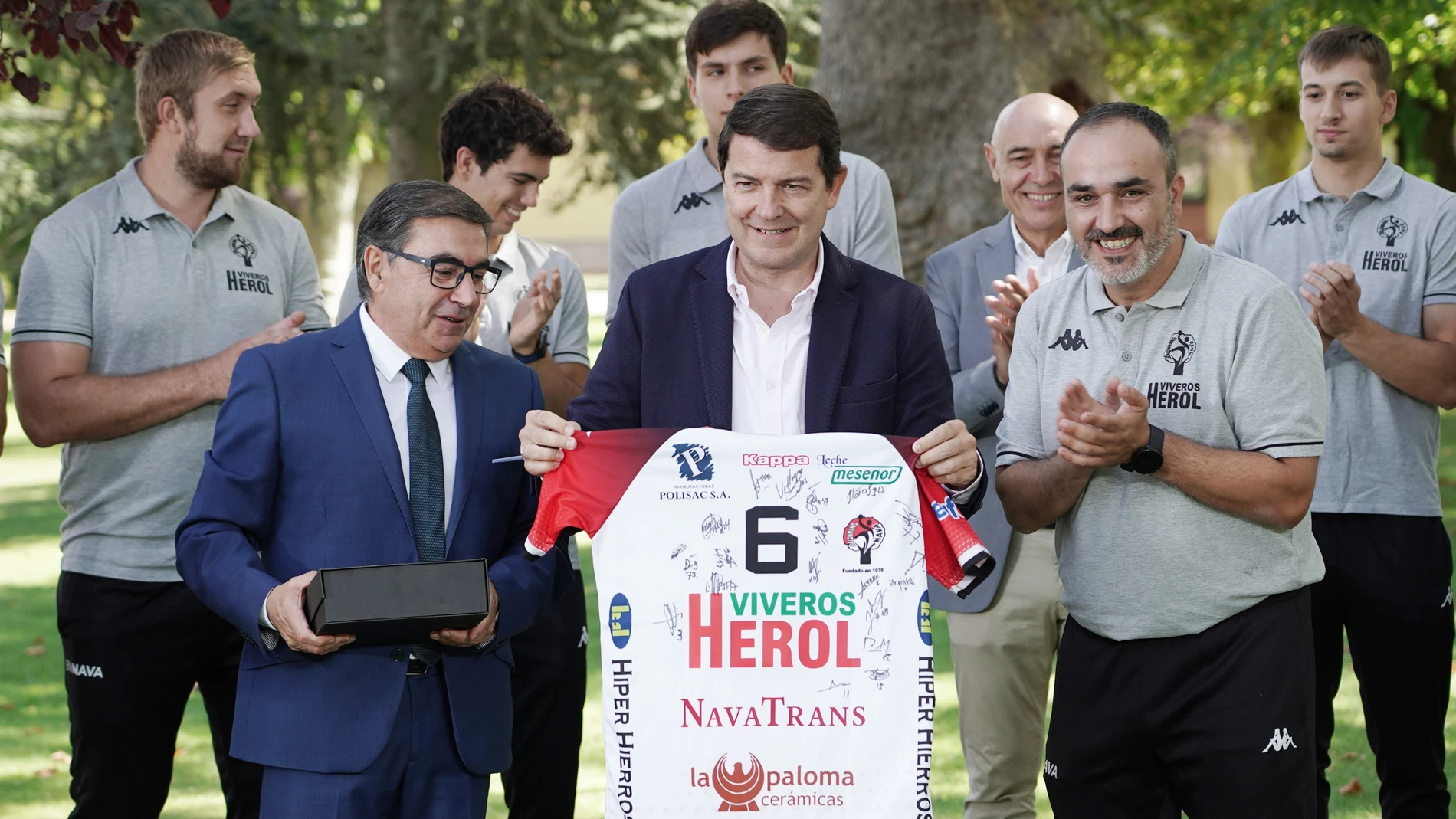 El presidente de la Junta de Castilla y León. Alfonso Fernández Mañueco, recibe al Club Deportivo Balonmano Nava