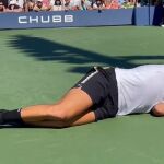 Berrettini se retuerce de dolor en el suelo tras lesionarse en el US Open