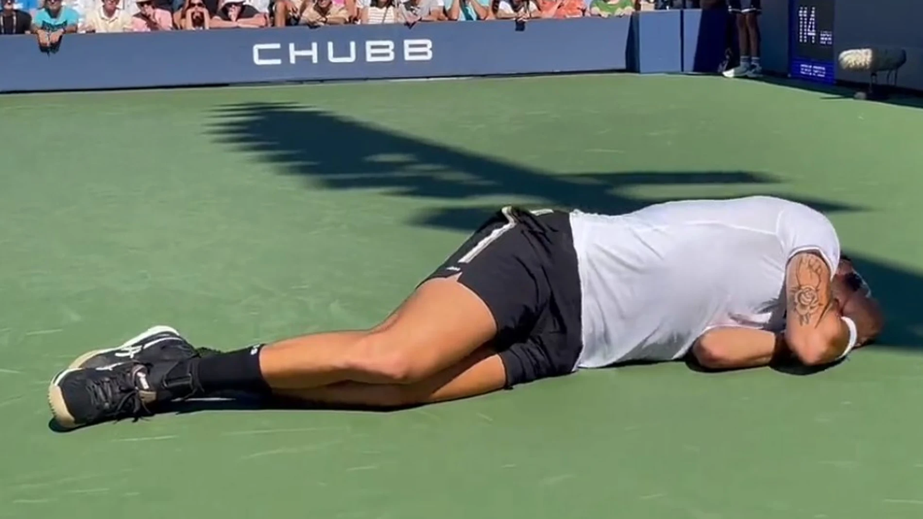 Berrettini se retuerce de dolor en el suelo tras lesionarse en el US Open