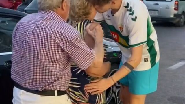 Un nieto sorprende a sus abuelos con una noche de fiesta inolvidable