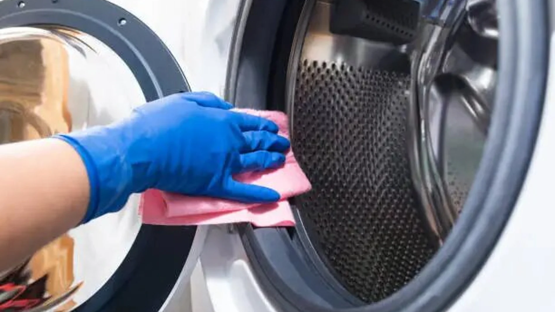 Limpiando la goma de una lavadora