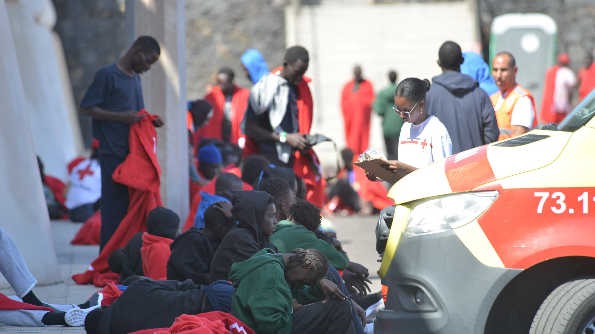 Un cayuco con una vía de agua en el que viajaban 97 personas a bordo, entre ellas dos mujeres y cinco niños, ha sido rescatado a unas seis millas de La Restinga, en El Hierro.
