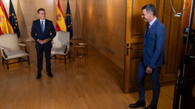 El presidente del Gobierno en funciones y líder del PSOE, Pedro Sánchez (i) y el presidente del PP, Alberto Núñez Feijóo (d), a su llegada a una reunión en el Congreso de los Diputados, a 30 de agosto de 2023, en Madrid (España)