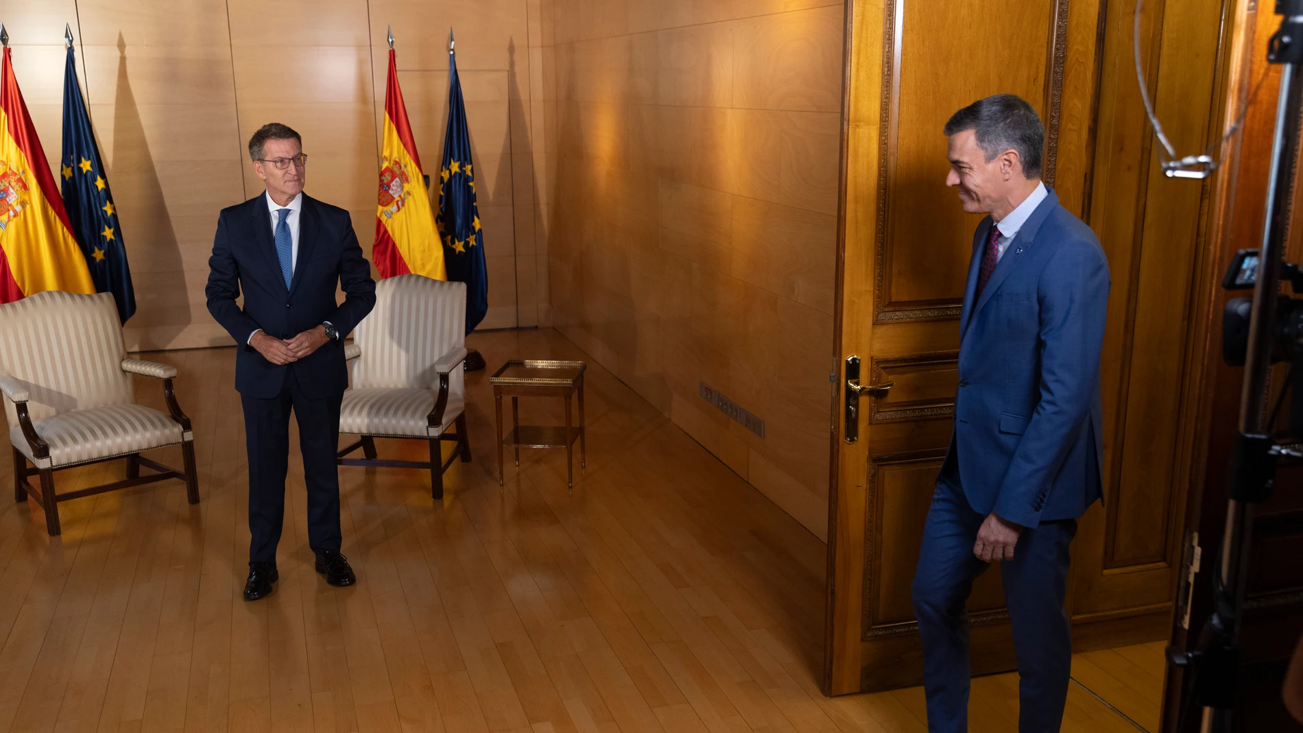 El presidente del Gobierno en funciones y líder del PSOE, Pedro Sánchez (i) y el presidente del PP, Alberto Núñez Feijóo (d), a su llegada a una reunión en el Congreso de los Diputados, a 30 de agosto de 2023, en Madrid (España)