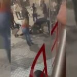 Tremenda batalla campal en Alcalá de Henares acaba con un joven inconsciente en el suelo 
