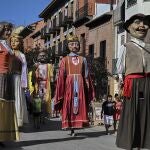 Vista del pasacalles de gigantes y cabezudos de Alcalá de Henares