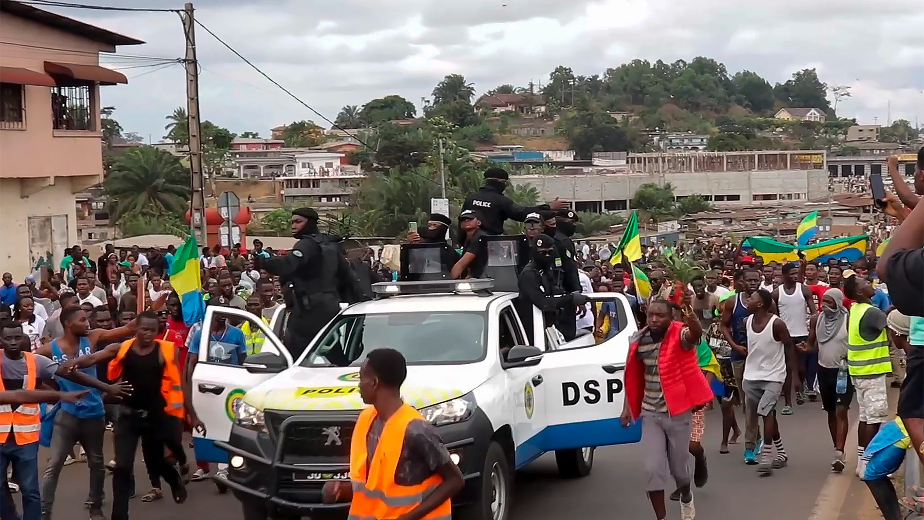 Seguidores de los golpistas marchan con la policía en las calles de Libreville