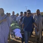 Un grupo de personas asiste al funeral de Bilal Kissi, asesinado por las fuerzas argelinas, en la ciudad de Saaidia, Marruecos