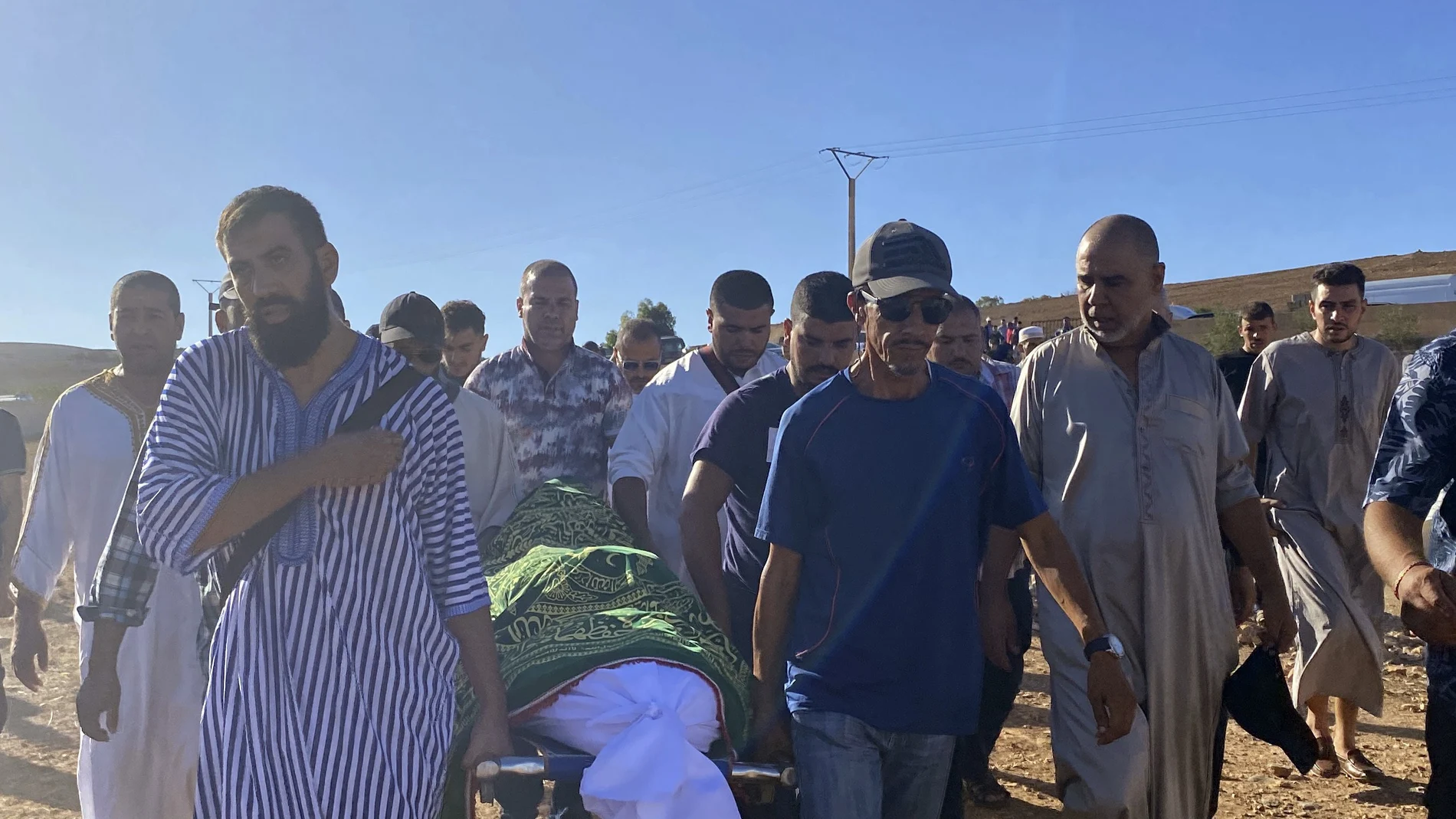 Un grupo de personas asiste al funeral de Bilal Kissi, asesinado por las fuerzas argelinas, en la ciudad de Saaidia, Marruecos