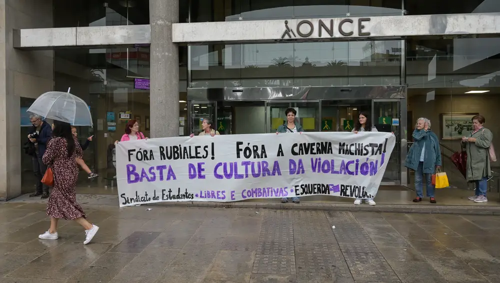 Una decena de personas se concentra en A Coruña para exigir el cese de Luis Rubiales