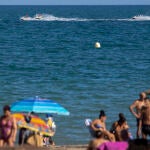 Amplían hacia Marbella la búsqueda de los desaparecidos en una tabla de padelsurf